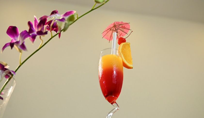 Cách pha chế cocktail Tequila Sunrise.