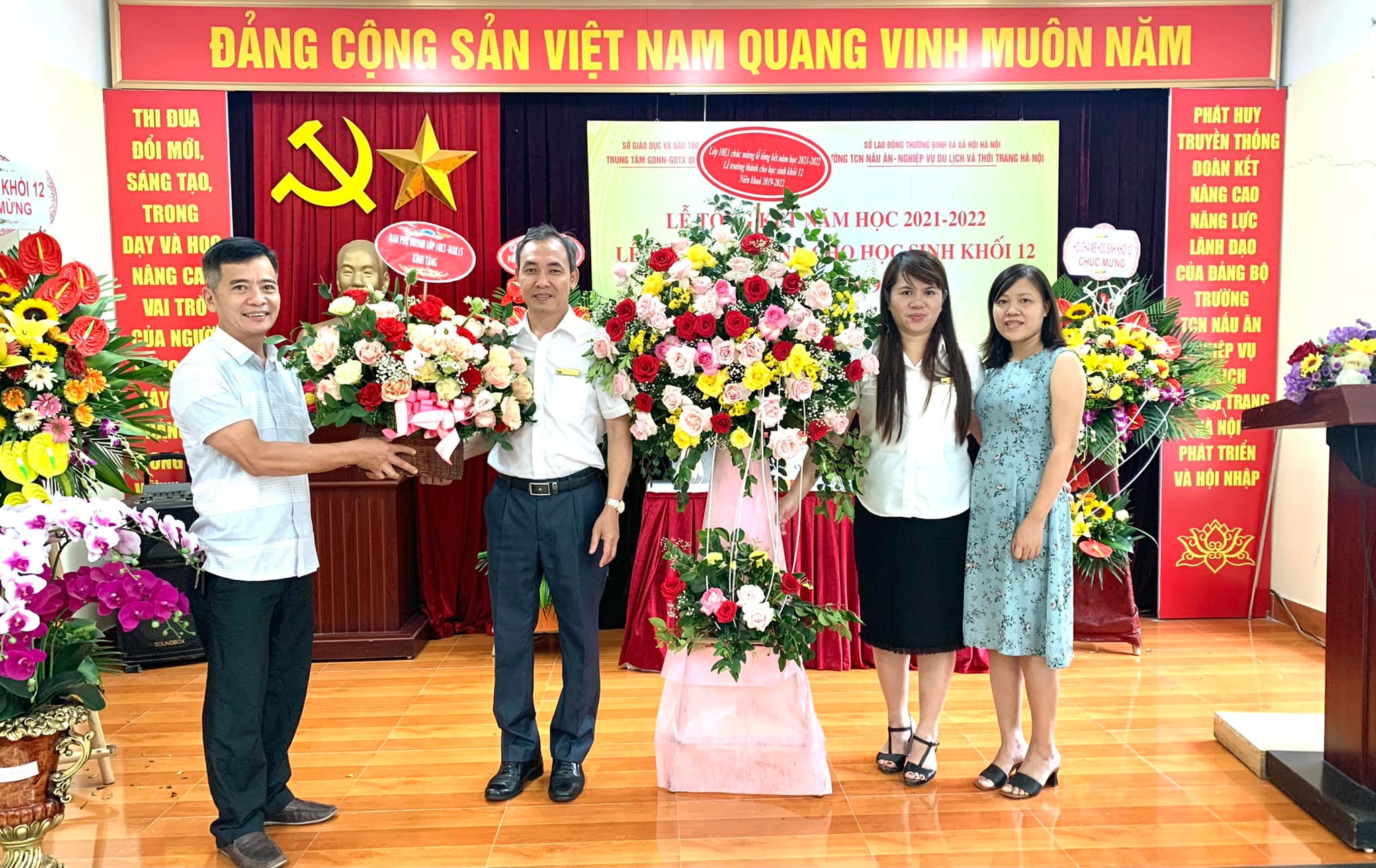 Lễ tổng kết năm học 2021-2022 và Lễ trưởng thành cho học sinh khối 12 niên khoá 2019-2022.