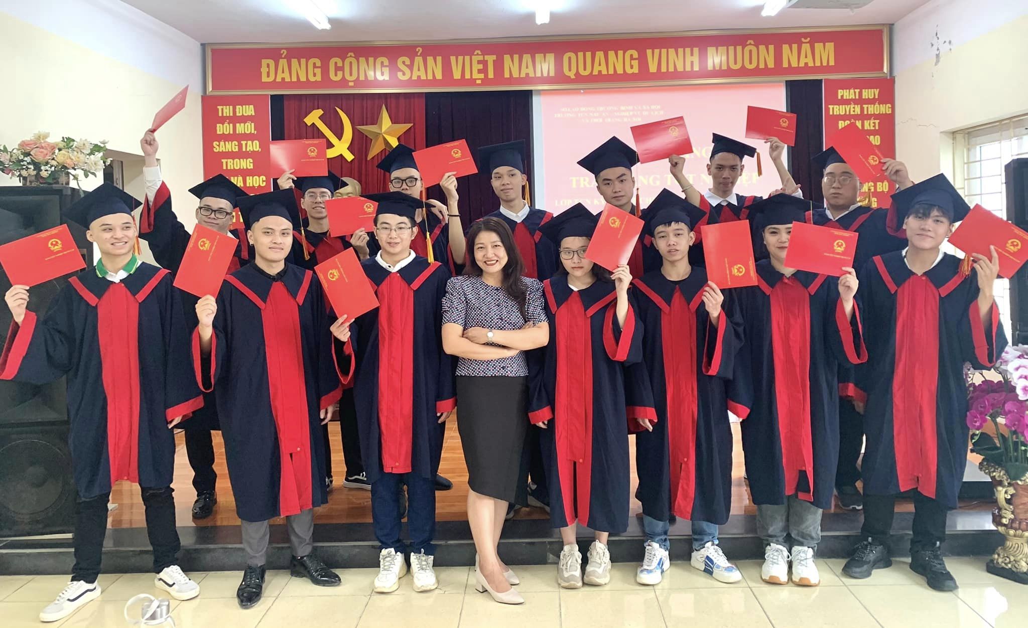 LỄ BẾ GIẢNG VÀ TRAO BẰNG TỐT NGHIỆP NA3-K14