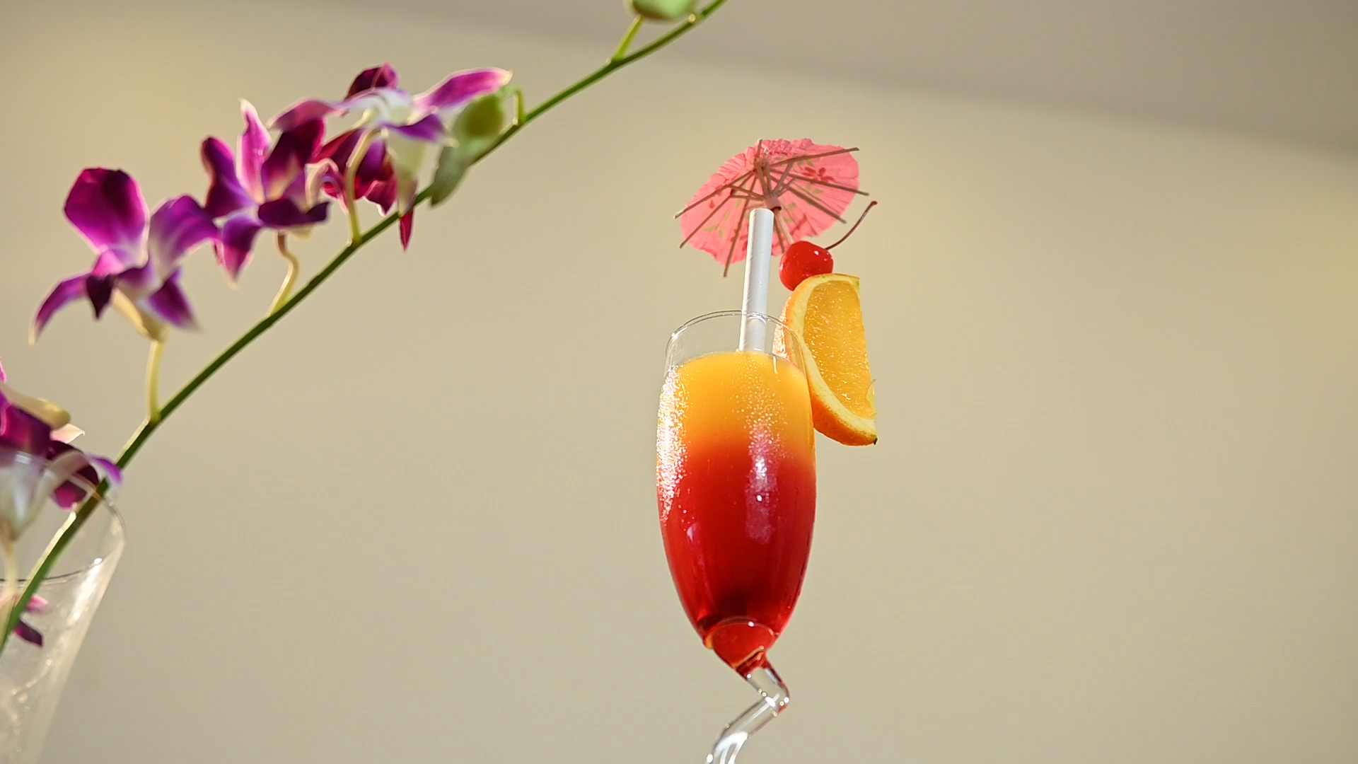 Cách pha chế cocktail Tequila Sunrise.