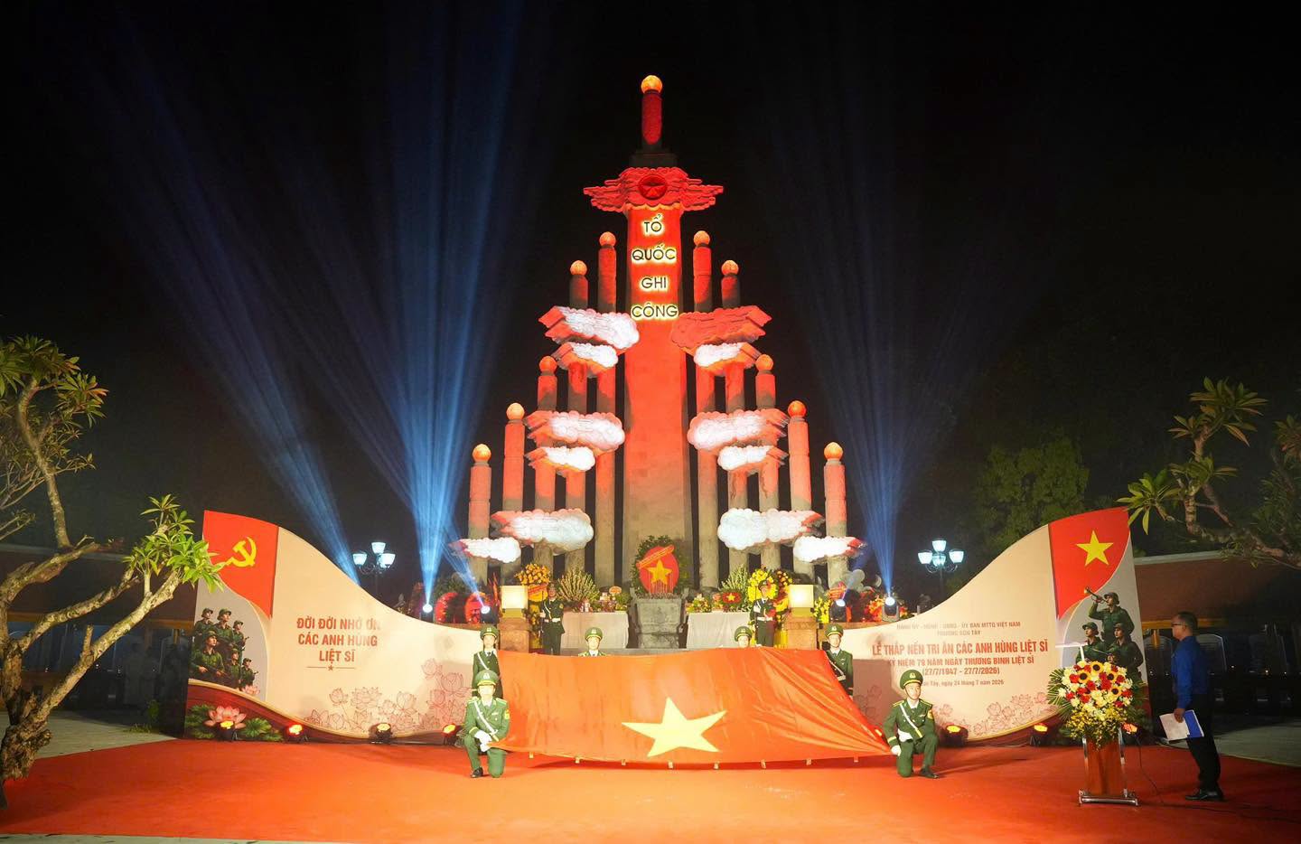 TRƯỜNG TRUNG CẤP NGHỀ NẤU ĂN – NGHIỆP VỤ DU LỊCH VÀ THỜI TRANG HÀ NỘI THAM GIA LỄ THẮP NẾN, DÂNG HƯƠNG TRI ÂN CÁC ANH HÙNG LIỆT SĨ NHÂN DỊP 27/7